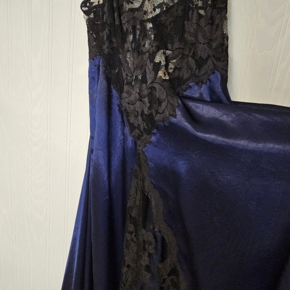 Vintage Victoria Secret Long Slip - Picture 8 of 13